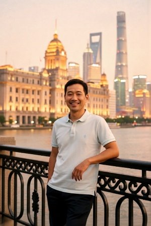 Shanghai-based blogger Ke Ping on the Bund