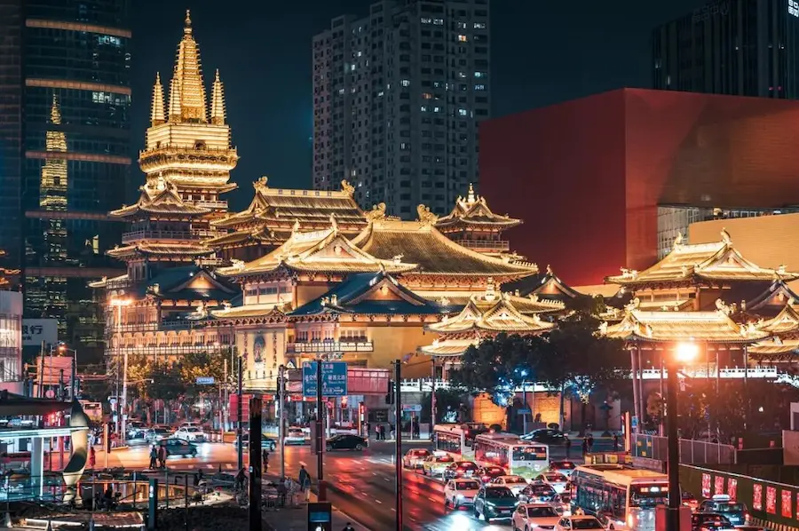 shanghai night tour:Night view of Jing'an Temple in Shanghai