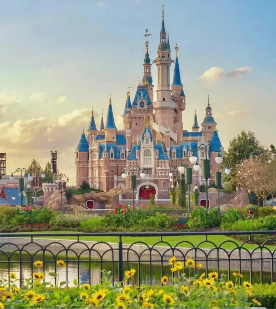 best attractions in shanghai:Shanghai Disneyland